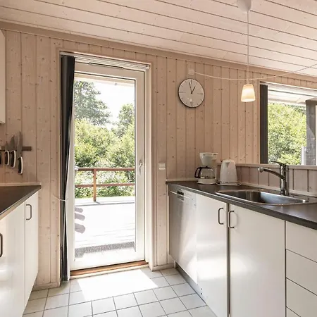 Three-bedroom In Aakirkeby *