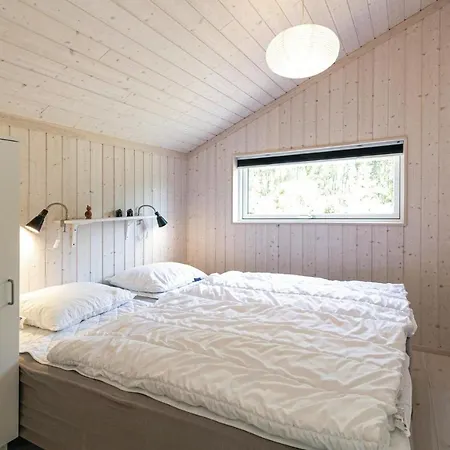 Three-bedroom In Aakirkeby *