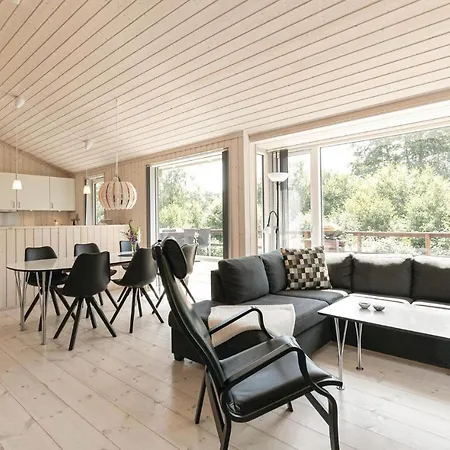 Three-bedroom In Aakirkeby