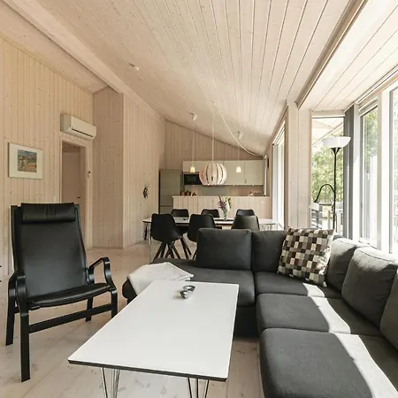 Ferienhaus Three-bedroom In Aakirkeby