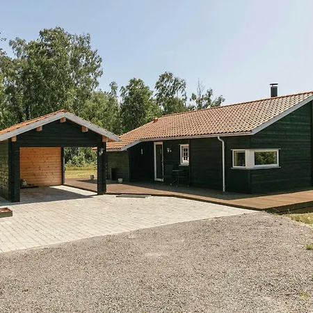 Ferienhaus Three-bedroom In Aakirkeby