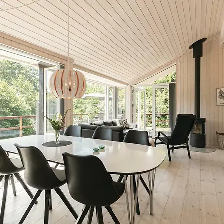 Three-bedroom In Aakirkeby