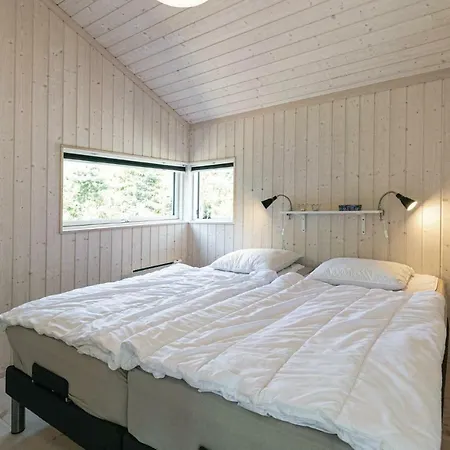 Ferienhaus Three-bedroom In Aakirkeby *